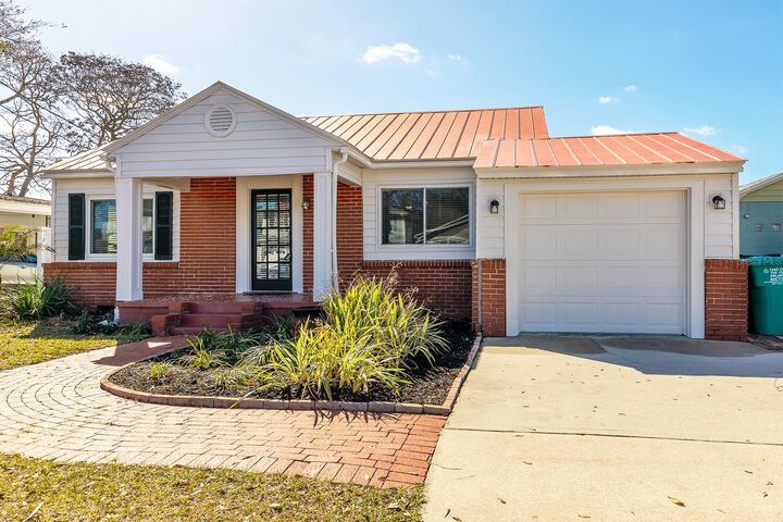 Property Photo: 220 E Grant Street FL 32806