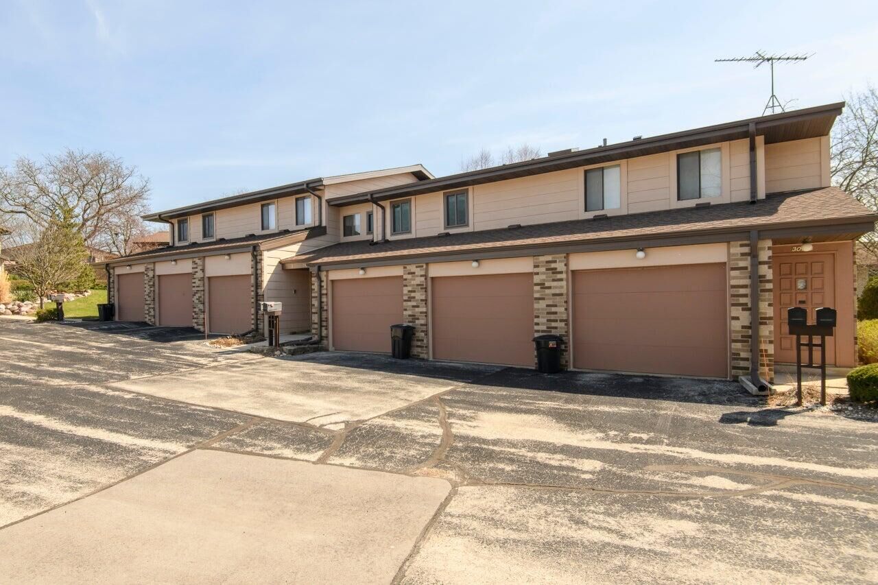 Property Photo: 309 Cheviot Chase - 5 WI 53186