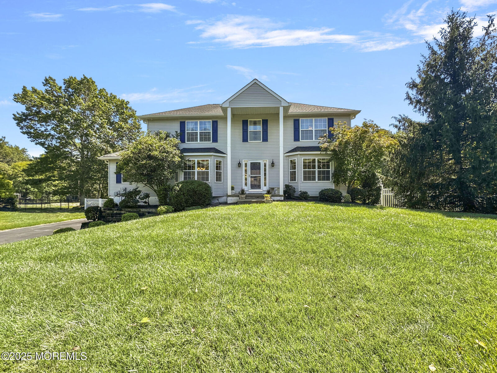 Property Photo:  5 Twin Oaks Court  NJ 08527 