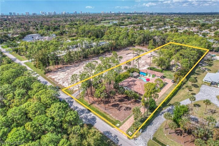 Property Photo: 2401 Coach House Lane FL 34105