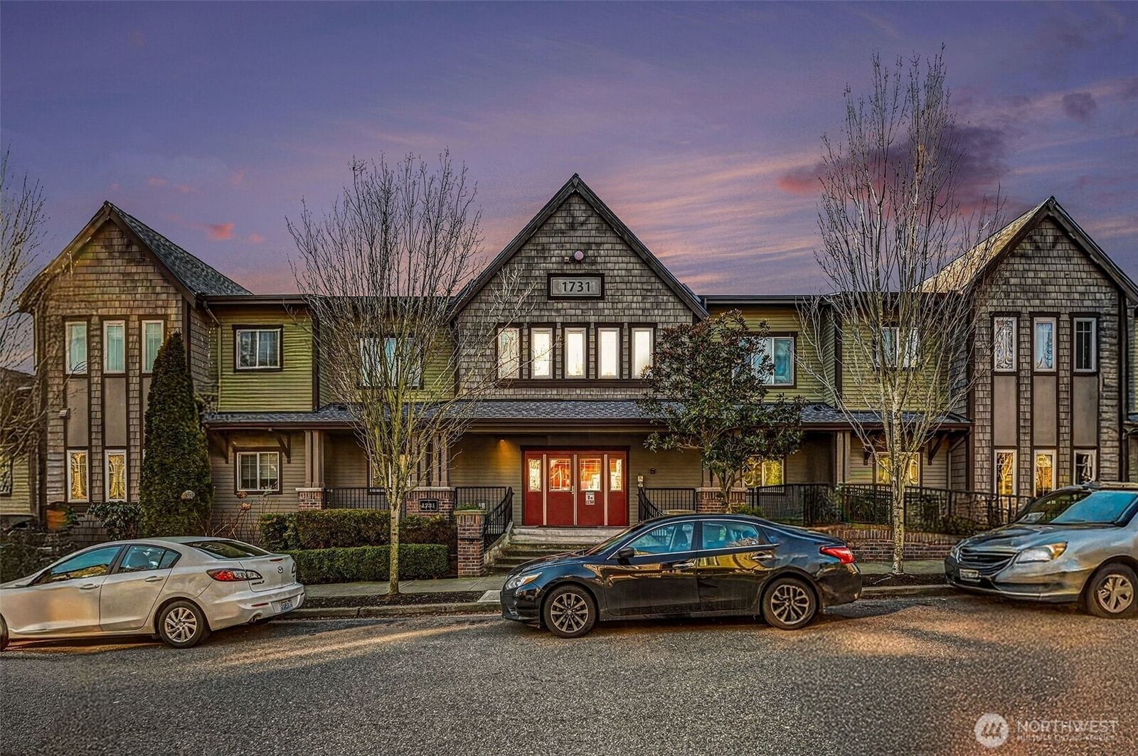 Property Photo:  1731  10th Ave  NE B205  WA 98029 