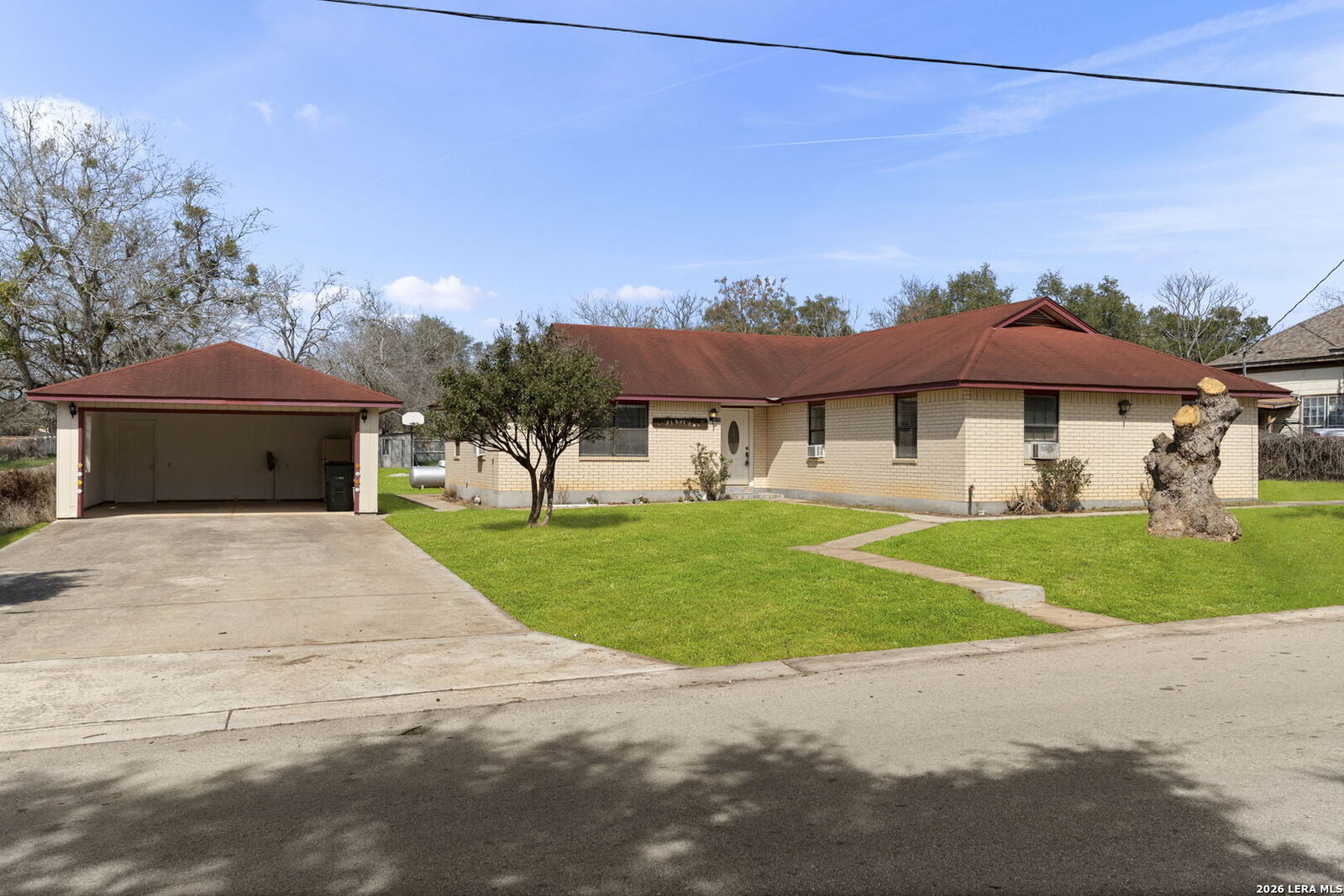 Property Photo:  105 East St  TX 78160 
