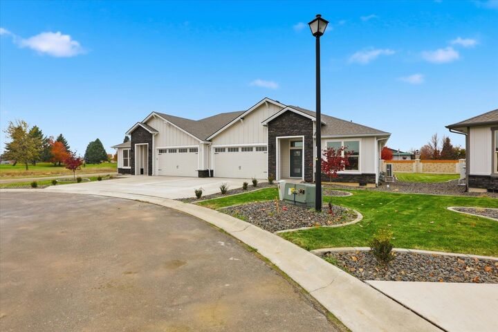 Property Photo: 1109 - Unit 20 N Country Club Dr 20 WA 99006