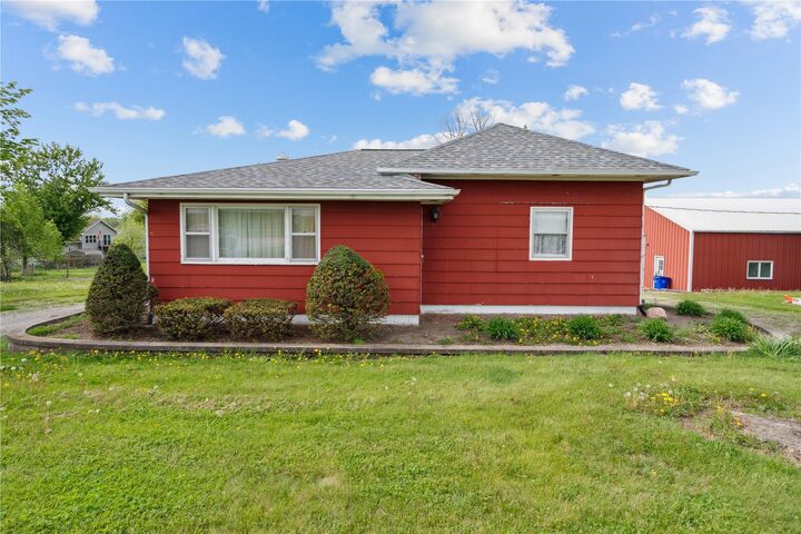 Property Photo:  1895 33rd Avenue SW  IA 52404 