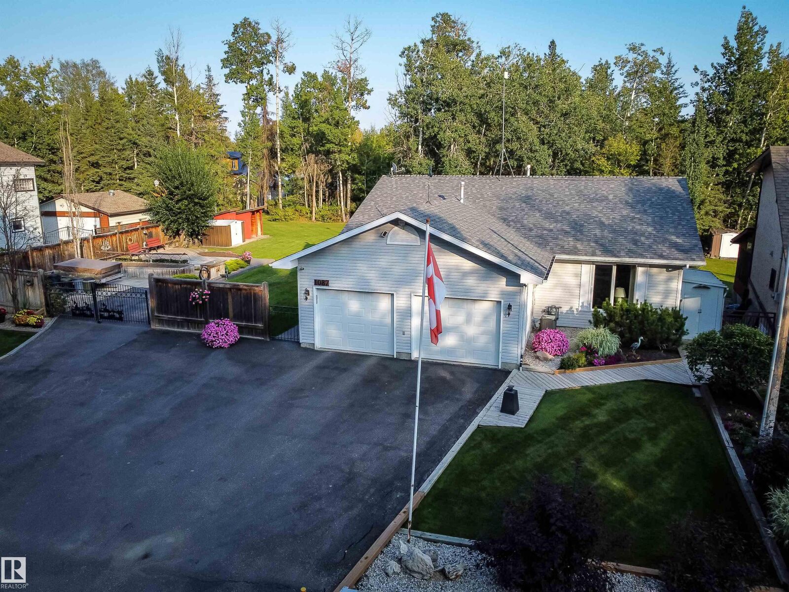 Property Photo:  1087 10 Street  AB T0E 1A0 