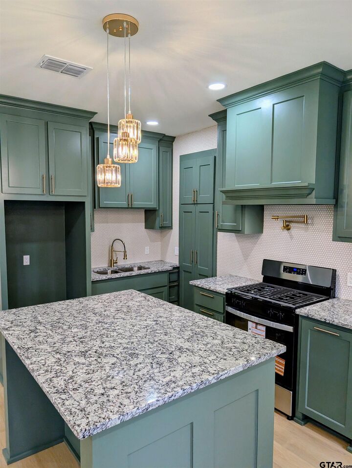 Property Photo: 910 Duckenfield Ave TX 75701