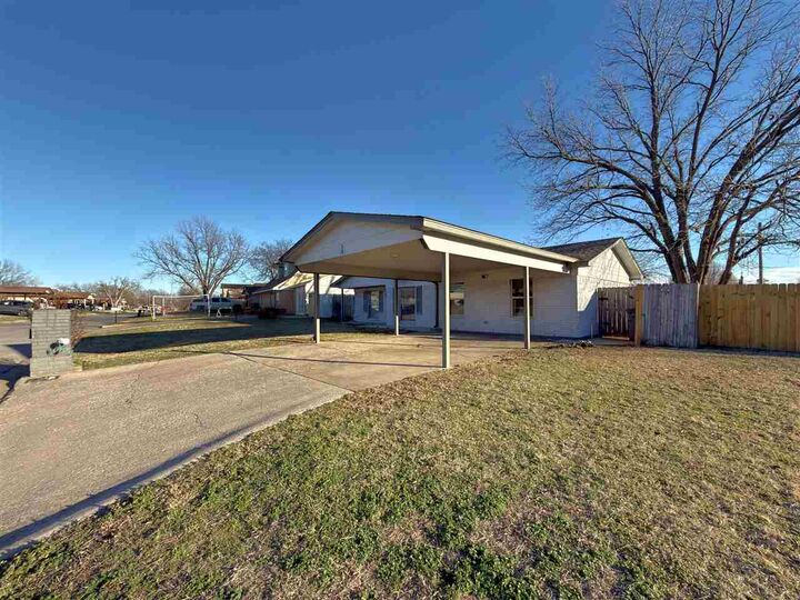 Property Photo:  101 NE English St  OK 73507 