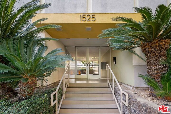 Property Photo: 1525 N Hayworth Avenue 302 CA 90046
