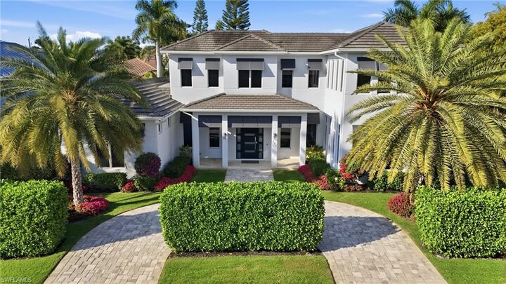 Property Photo: 725 Harbour Dr FL 34103