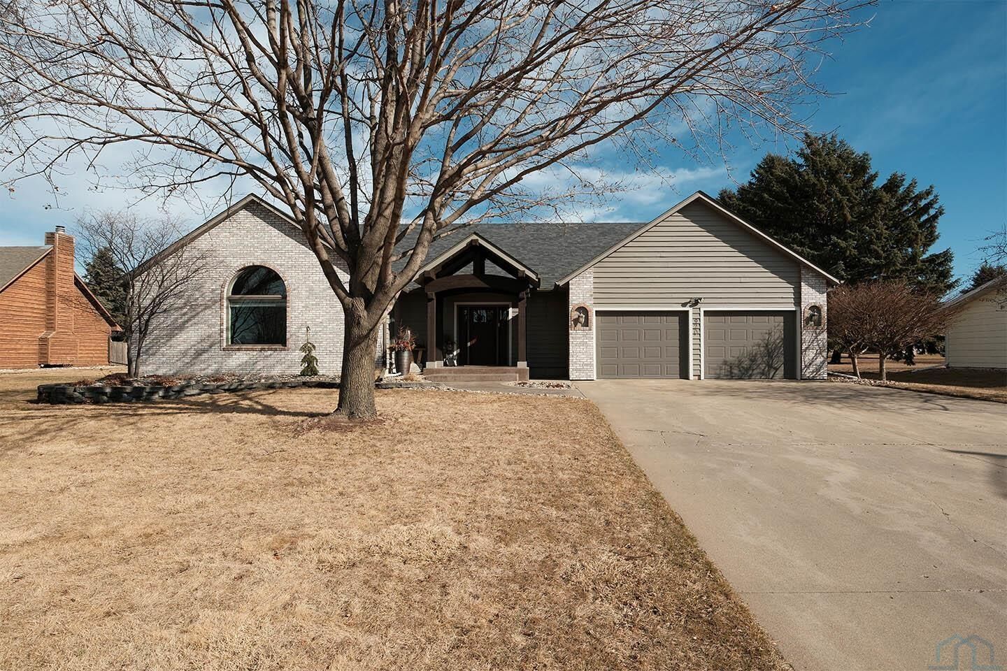 Property Photo:  920 2nd Avenue NE  IA 51250 