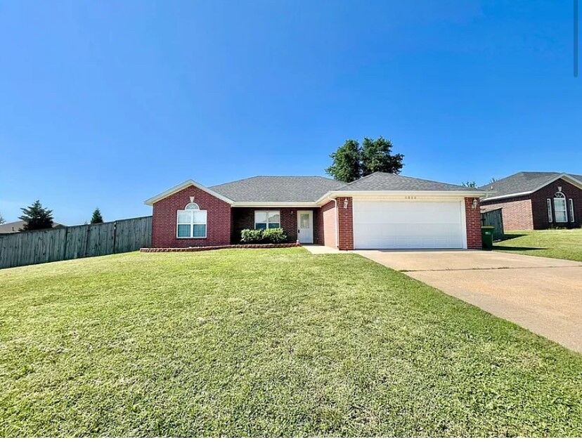 Property Photo:  1031 Evergreen Street  AR 72719 