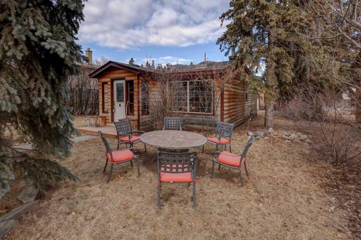 Property Photo: 6424 32 Avenue NW AB T3B 0K4