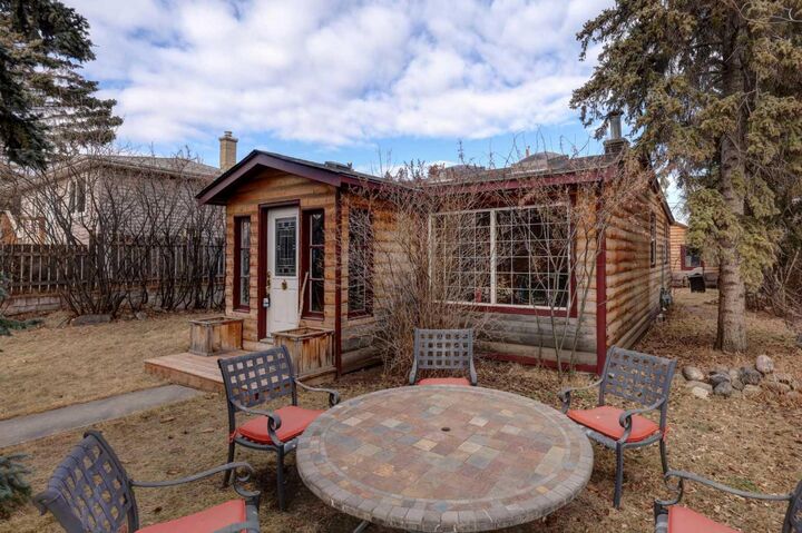 Property Photo:  6424 32 Avenue NW  AB T3B 0K4 