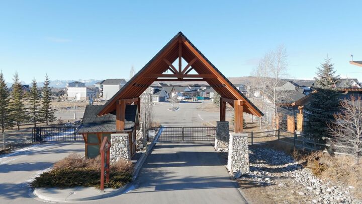 Property Photo: 624 Cottageclub Bend AB T4C 1B1