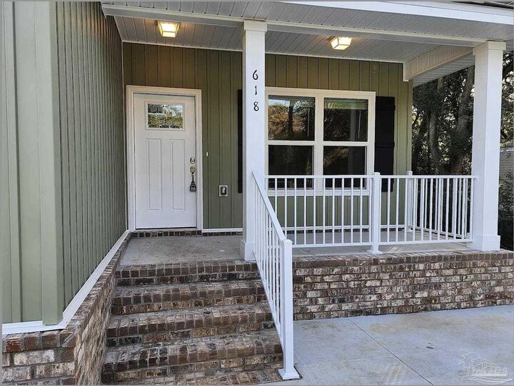 Property Photo:  618 Rentz Ave  FL 32507 