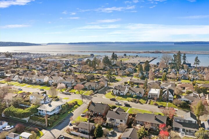 Property Photo:  828  Hoyt Avenue  WA 98201 