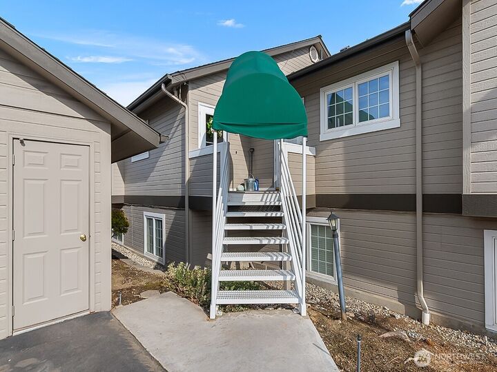 Property Photo:  20 S Delaware Avenue 11  WA 98801 