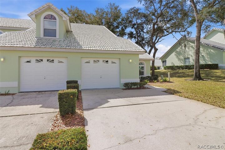 Property Photo:  819 Lanark Drive  FL 34453 