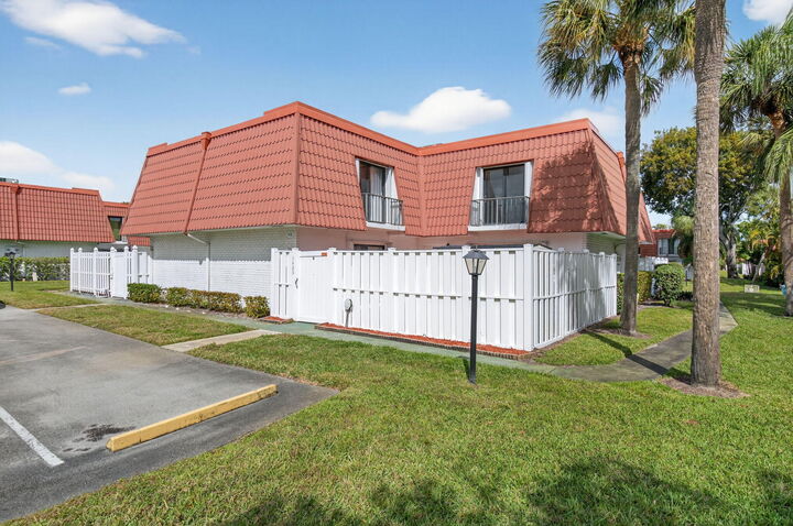 Property Photo: 1423 SW 28th Avenue 11 B FL 33426