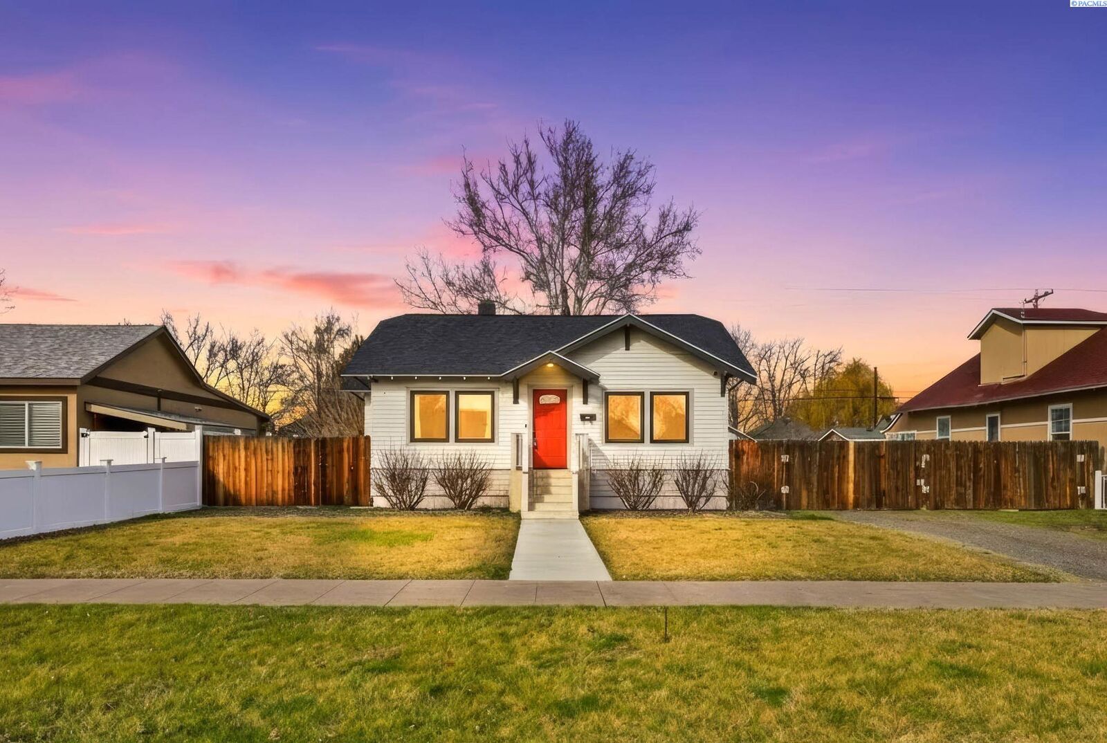 Property Photo:  725 W Margaret St  WA 99301-4126 