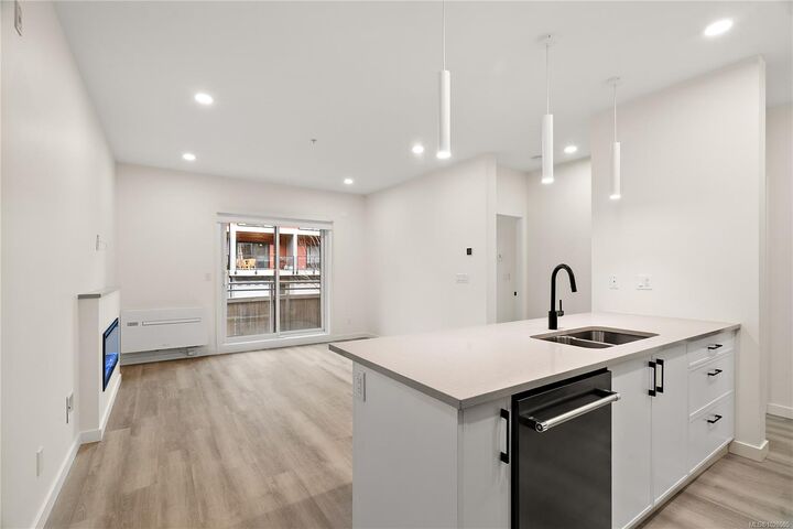 Photo de la propriété:  610 Lampson St 304  BC V9A 0L4 