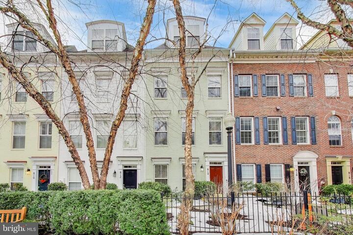 Property Photo:  814 Capitol Square Place SW  DC 20024 