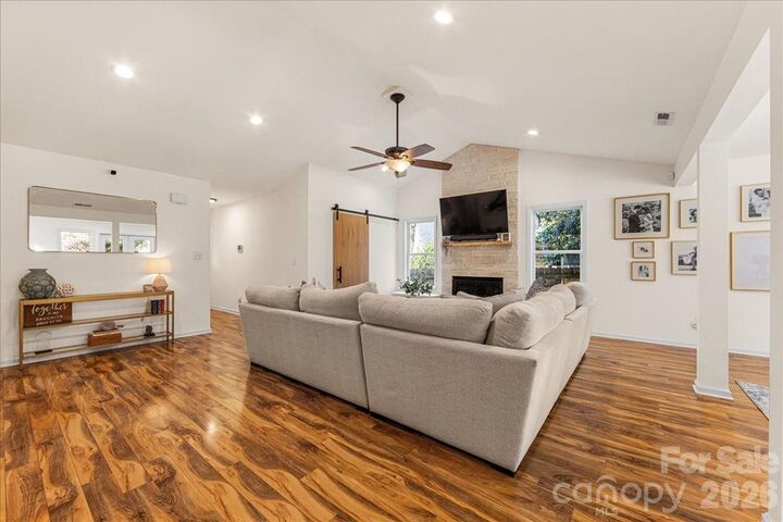 Property Photo:  2200 Olde Chantilly Court  NC 28205 