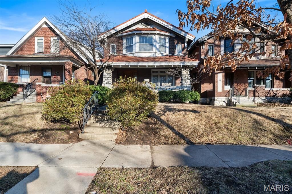 Property Photo: 8 Lawn Place MO 63110