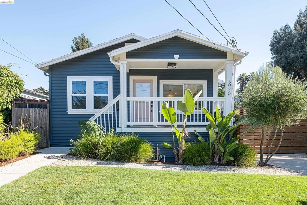 Property Photo:  3920 Edgemoor Pl  CA 94605 