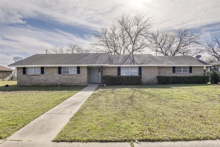 Property Photo:  105 Stiles Drive  TX 76065 