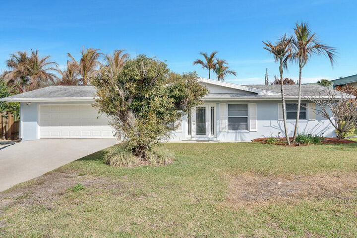 Property Photo: 1385 NE Hilltop Street FL 34957
