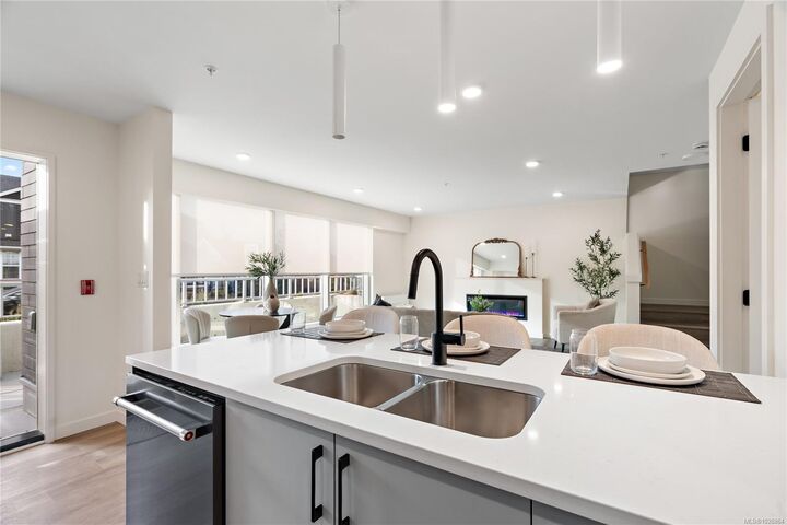 Photo de la propriété:  1102 Esquimalt Rd Th3  BC V9A 0L3 