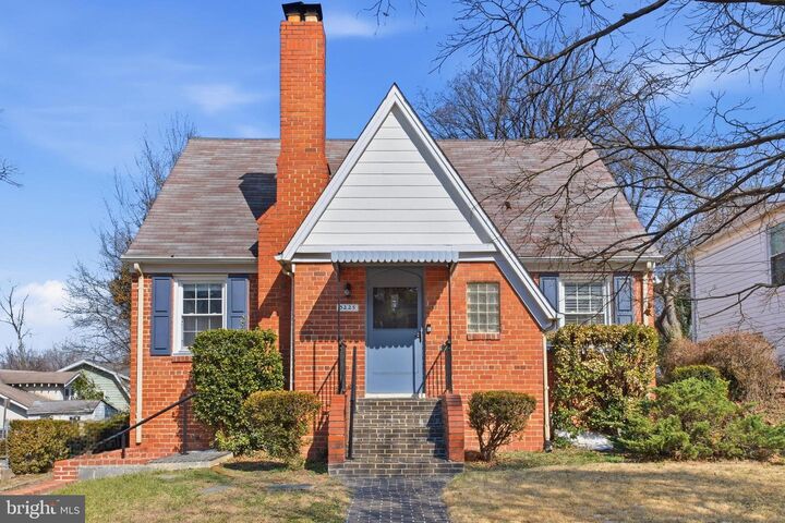 Property Photo:  3225 Chestnut Street NE  DC 20018 