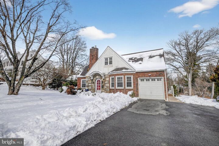 Property Photo: 323 W Waverly Road PA 19038