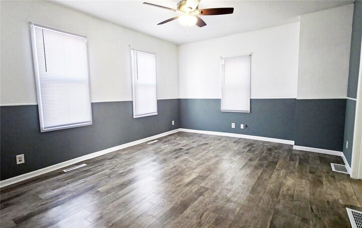 Property Photo:  208 7th Street SW  IA 52404 