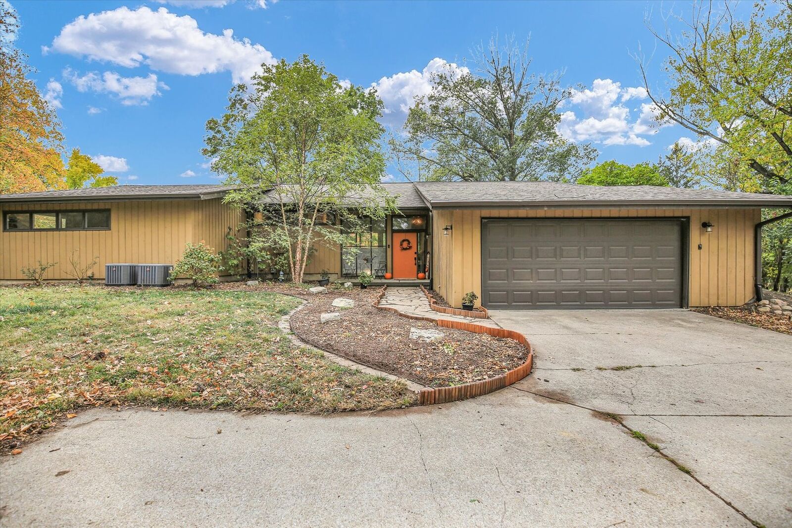 Property Photo:  1010 Parkview Drive  IL 61853 