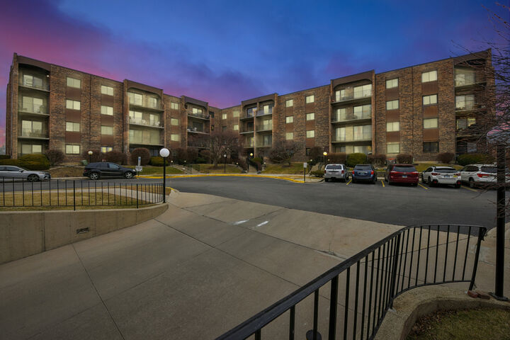 Property Photo: 601 W Huntington Commons Road 202 IL 60056