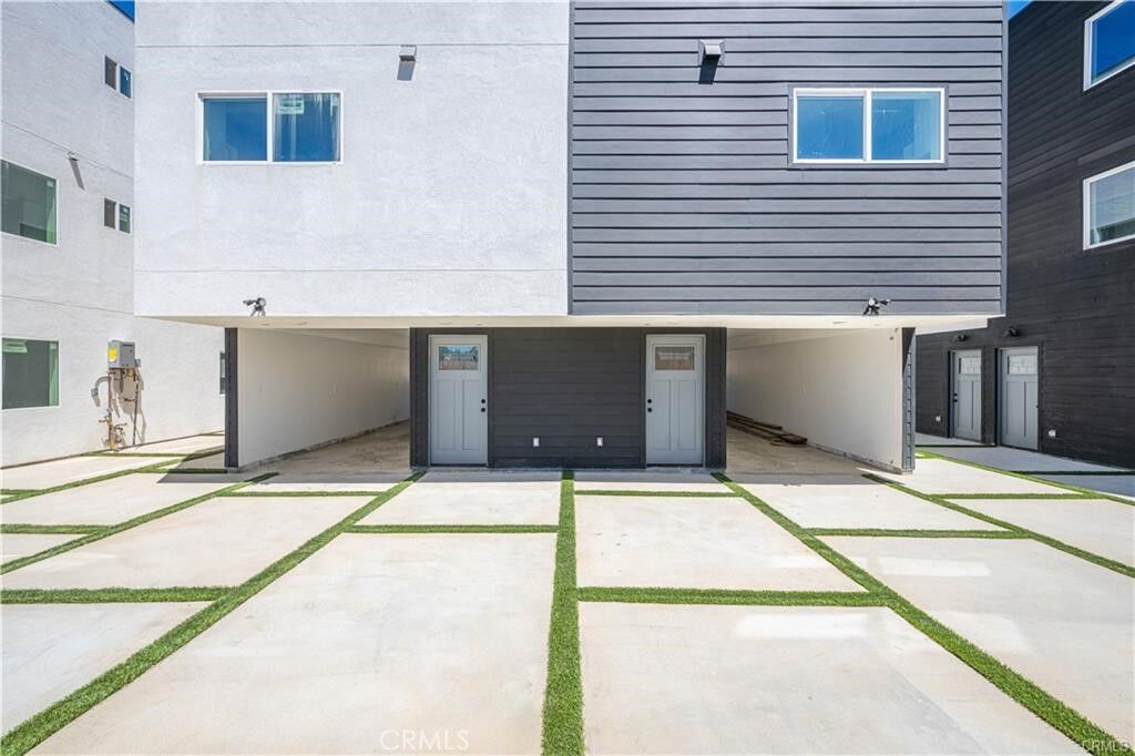 Property Photo: 6832 Hazeltine Avenue 1 CA 91405