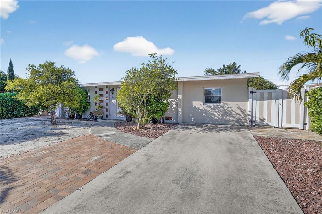 Property Photo:  2201 Coronet St  FL 33907 
