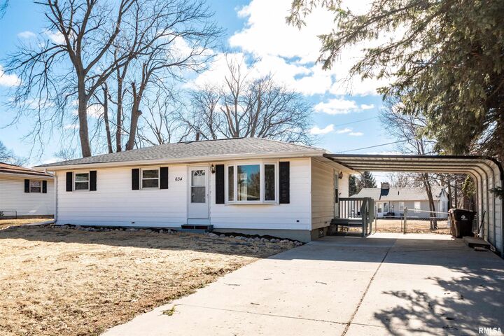 Property Photo: 634 W Mount Hawley Terrace IL 61615