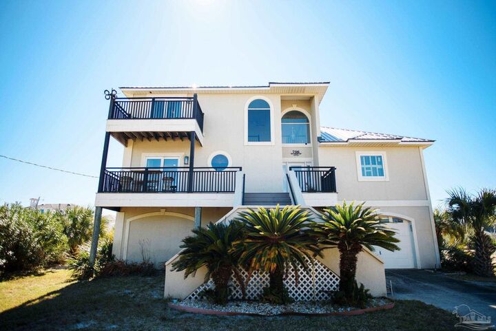 Property Photo:  706 Via Deluna Dr  FL 32561 