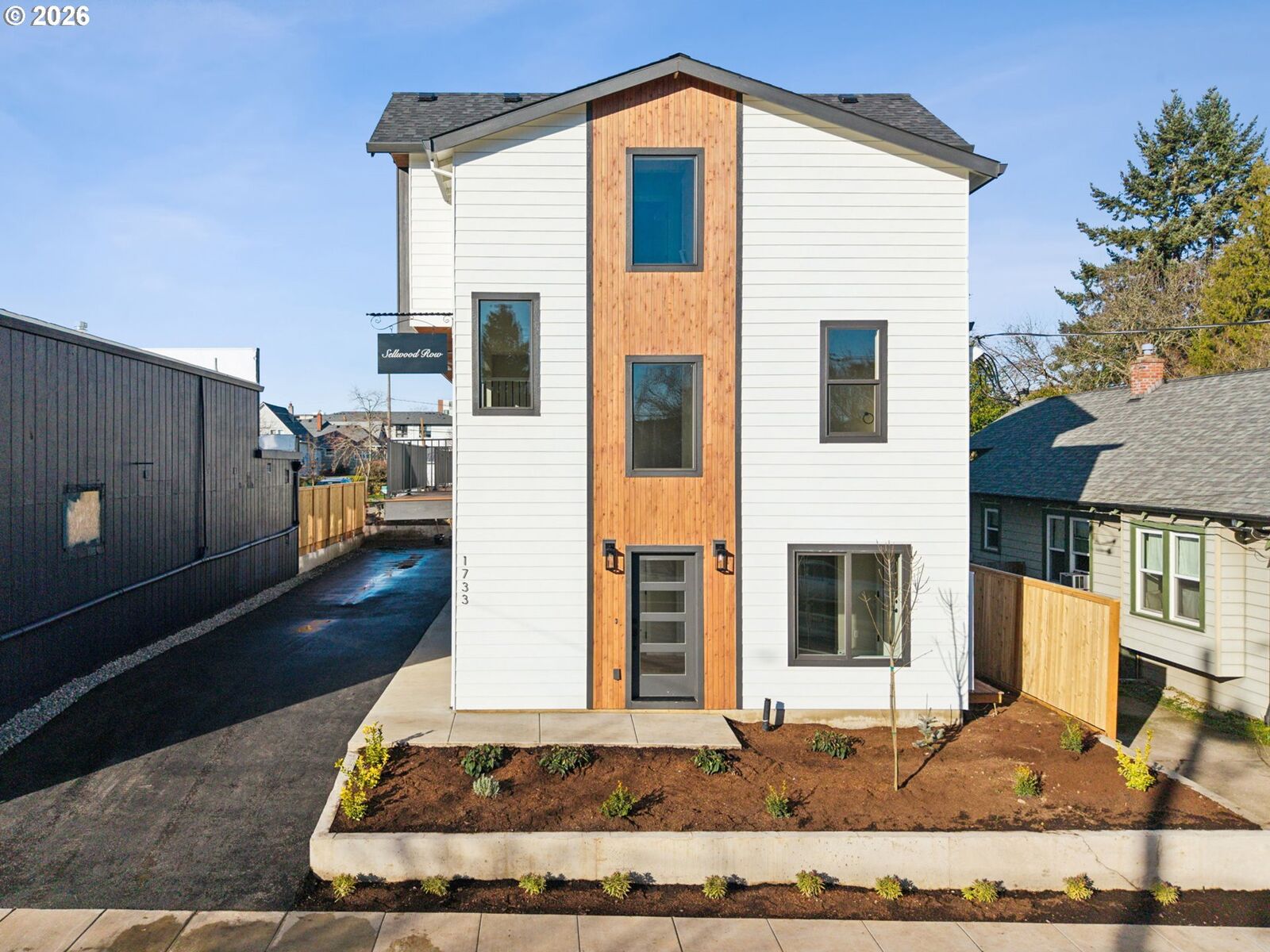 Property Photo: 1733 SE Clatsop St OR 97202