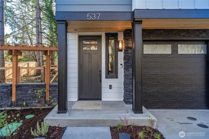 Property Photo:  537 NW Juniper Street  WA 98027 