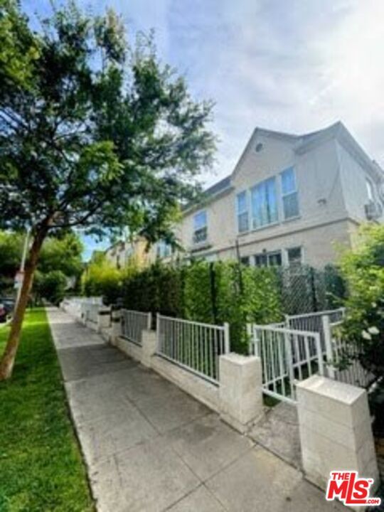 Property Photo:  133 S Crescent Dr  CA 90212 