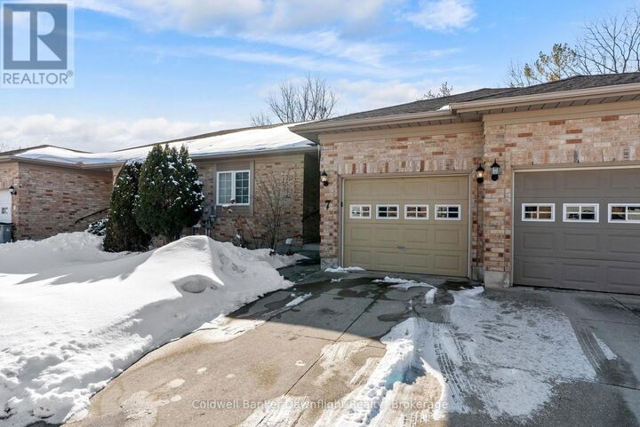 Property Photo: 7 Brookside Place ON N0M 1S2