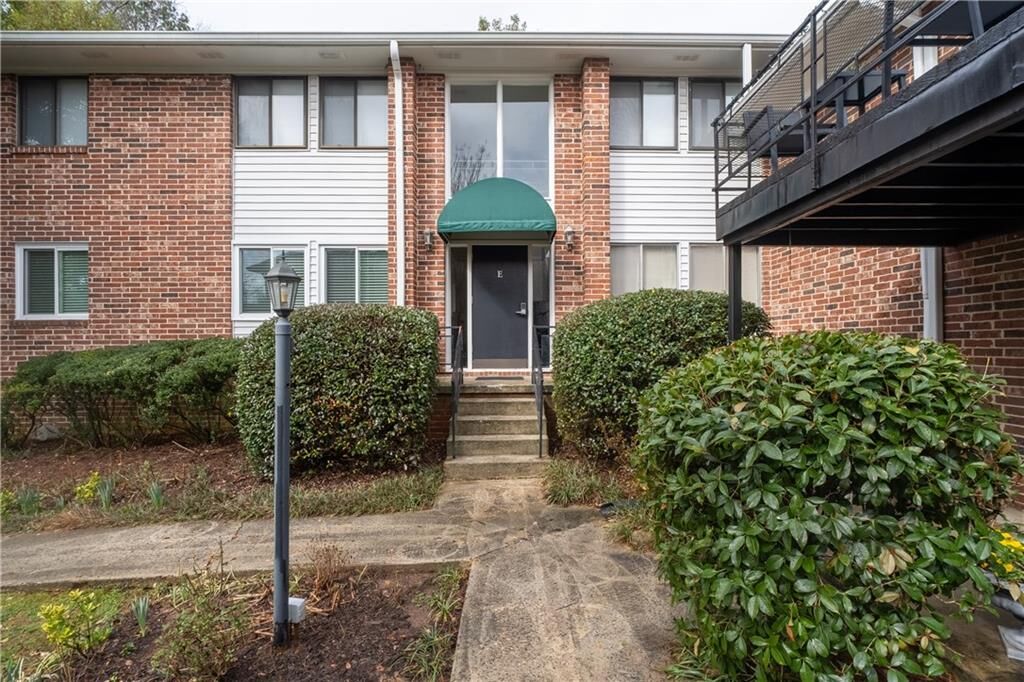 Property Photo:  4266 Roswell Road NE E4  GA 30342 