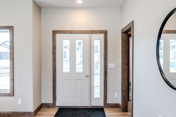 Property Photo:  3914 Robinson Circle  ND 58503 