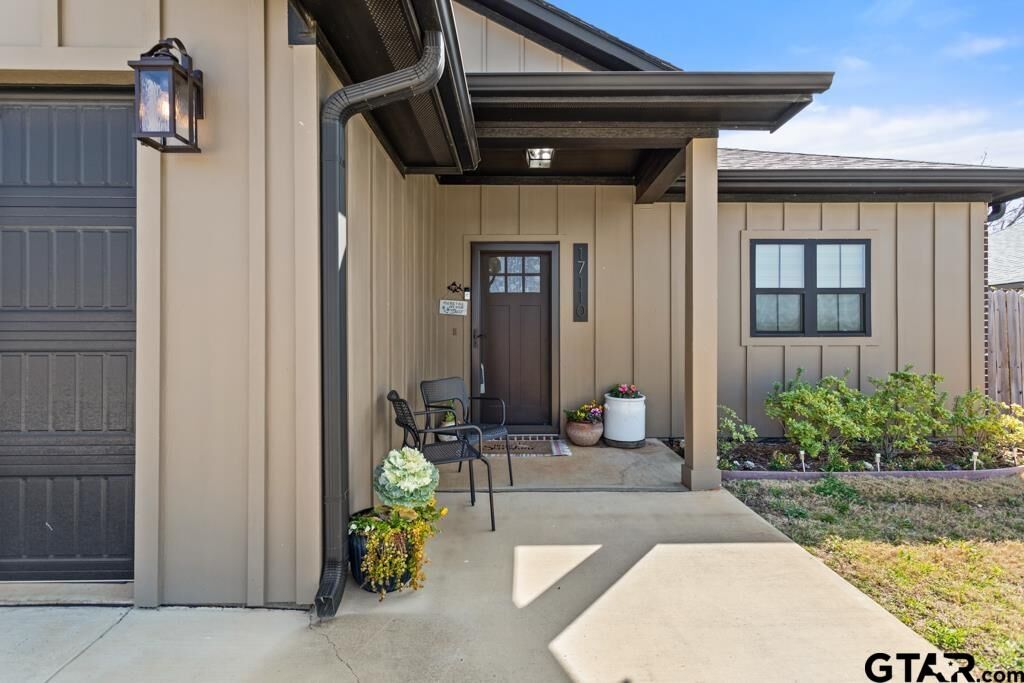 Property Photo:  17110 Crossing Circle  TX 75771 