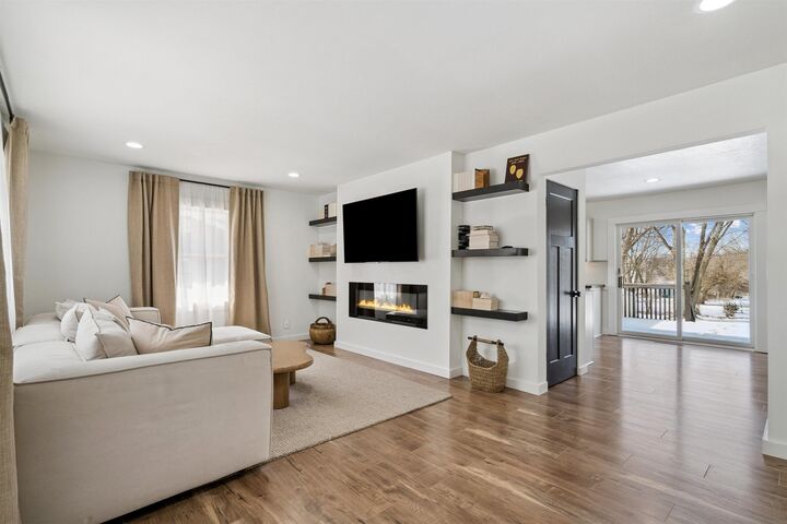 Property Photo:  718 7th Ave NE  IA 50662 