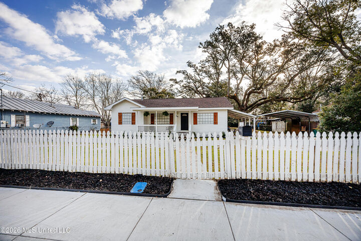 Property Photo:  206 Crawford Street  MS 39530 